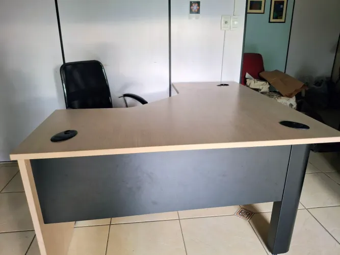Mesa em "L" ideal para home-office e gamers.