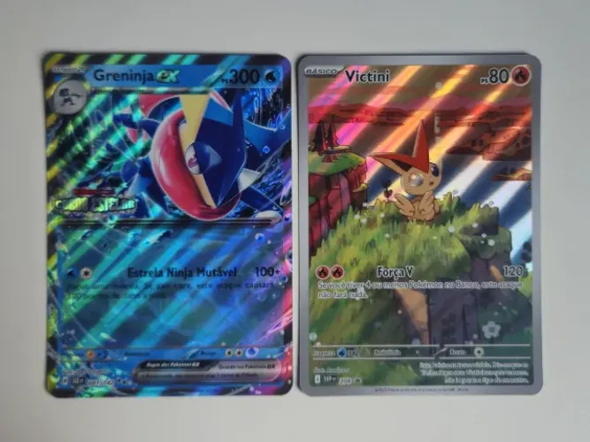 Cartas Jumbo Pokémon TCG Victini e Greninja ex