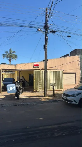 Casa com barracão em avenida