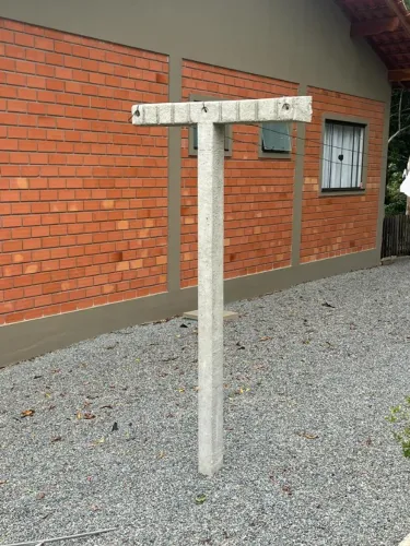Varal de Concreto 2,6m de altura x 1m de largura com 3 furos