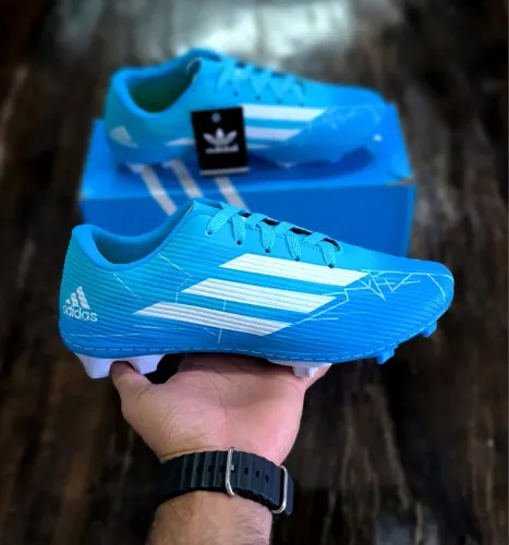 Chuteira Society, Futsal ou Campo