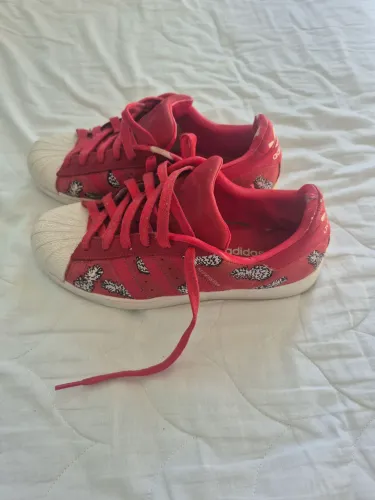 Tênis adidas super star