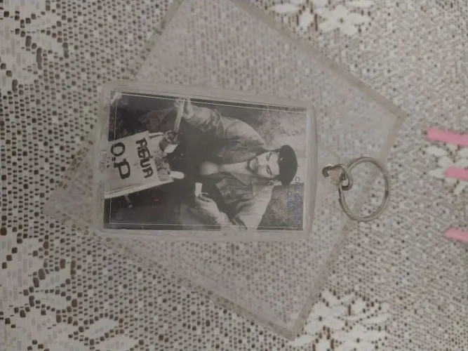 Chaveiro com a famosa foto de Che Guevara em Cuba no ano de 61. Em acrílico antigo.