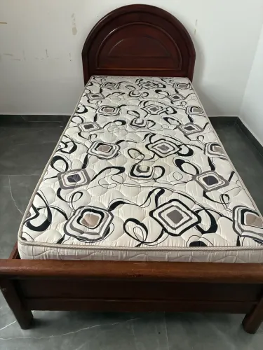 Cama de Solteiro em Madeira + Colchão - Ótimo Estado