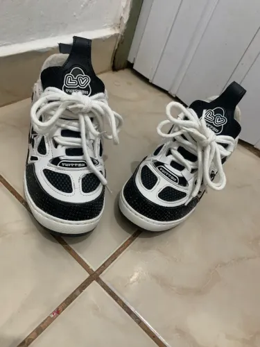 Vendo ou troco tênis da Lv