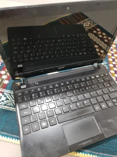Note aspire one, a tela está quebrada mais o computador funciona, bom para pegar peças.