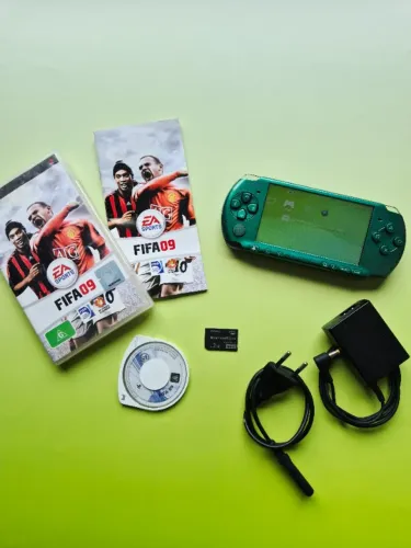 PSP 3000 Verde (Spirited Green) + Memory Stick 2GB + Jogo FIFA 09