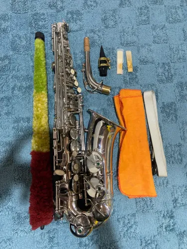 Sax alto a marca VEDO, à venda.