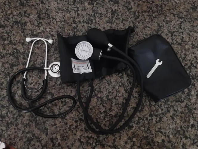 Kit Medidor de Pressão Arterial Completo (Esfigmomanômetro + Estetoscópio) - Produto Novo