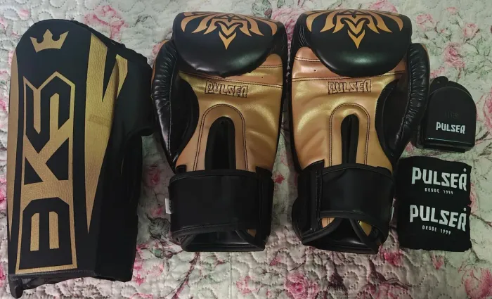 Kit Muay Thai (Luvas, Caneleira, Protetor Bucal, Bandagem)