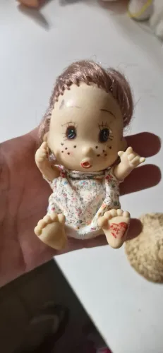 Boneca antiga de vinil, semelhante aos modelos colecionáveis dos anos 60 ou 70