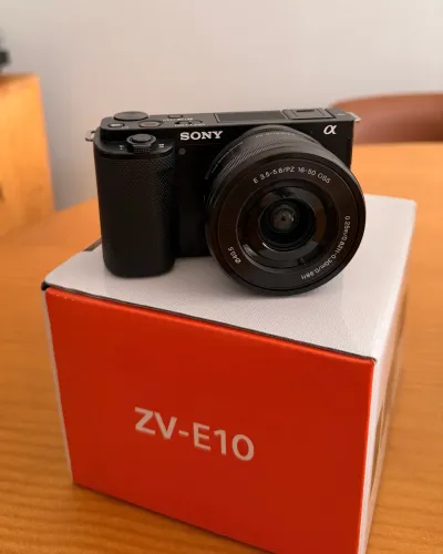Sony ZV-E10 + Lente 16-50mm |Bateria Extra + Cartão de Memória + Flash + Case brinde