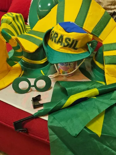 vendo kit chapeu  , óculos, apito , bandeira p carro para torcer jogos da copa