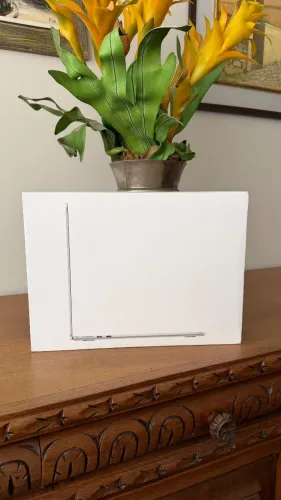 MacBook Air M4 - Silver - 16GB RAM - 256GB SSD - 13 Polegadas - Novo e Lacrado