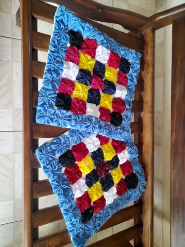 Capa de almofada de fuxicos.