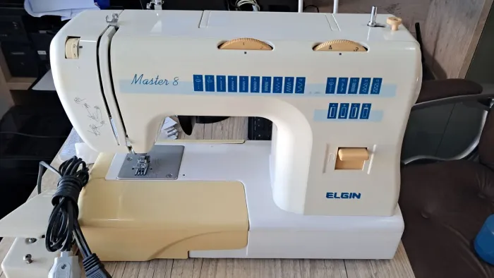 Máquina de costura Elgin Master 8