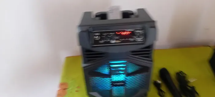 Caixa de som com Bluetooth e controle remoto
