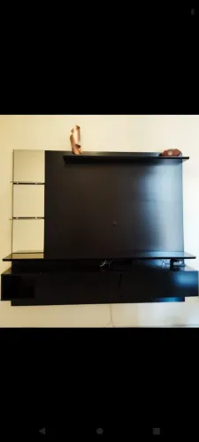 Vendo Painel na cor preta , sem detalhes .prateleiras laterias em vidro espelhos