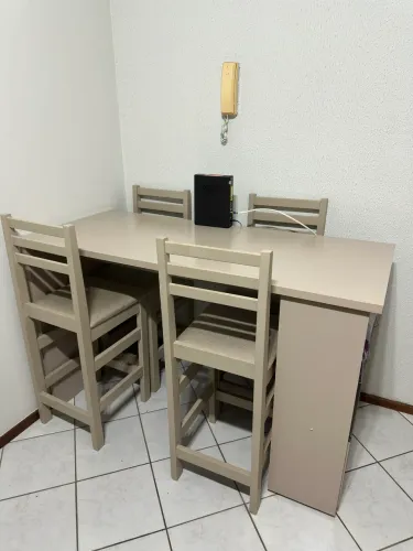 Mesa com 4 cadeiras