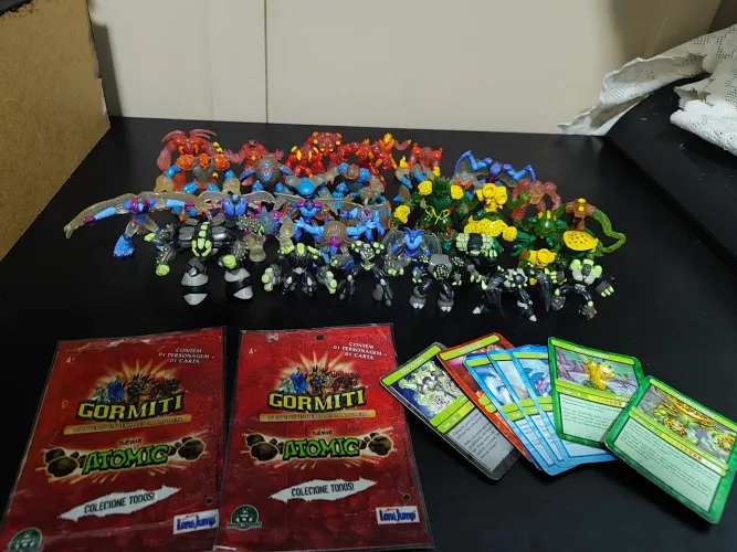 Gormiti Série Atômica completa + 2 pacotes originais, 2 bonecos raros e 8 cartas