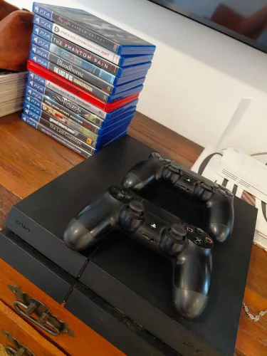 Playstation 4 + 2 controles + 14 jogos