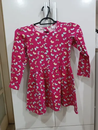 Vestido infantil rosa com estampa de borboletas