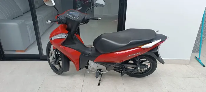 Honda biz super conservada.