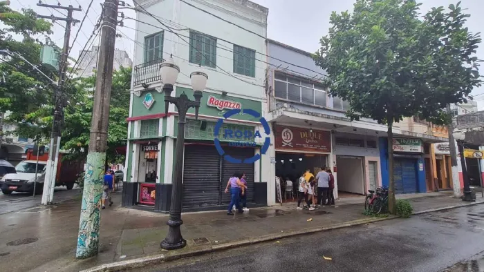 Loja Comercial espaçosa do Centro de Santos com cozinha e banheiro