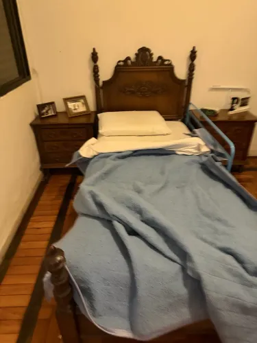 Cama solteiro com dois criados mudos madeira entalhado