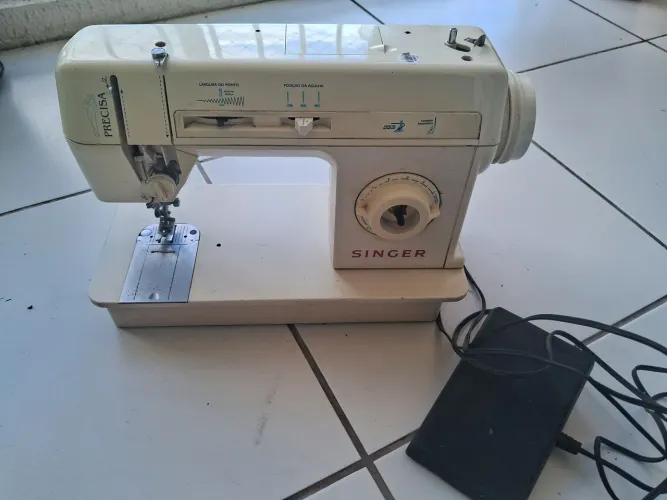 Maquina de Costura Singer Precisa.
