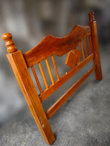 Cama de madeira de casal
