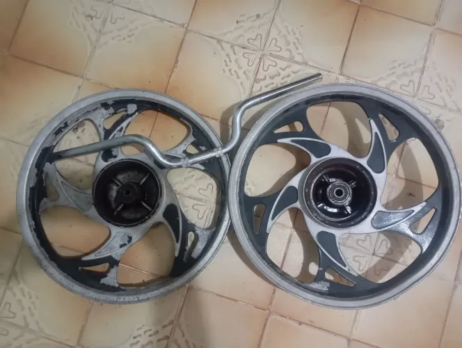 Vendo jogo de roda liga leve para motos cg 125/150cc.