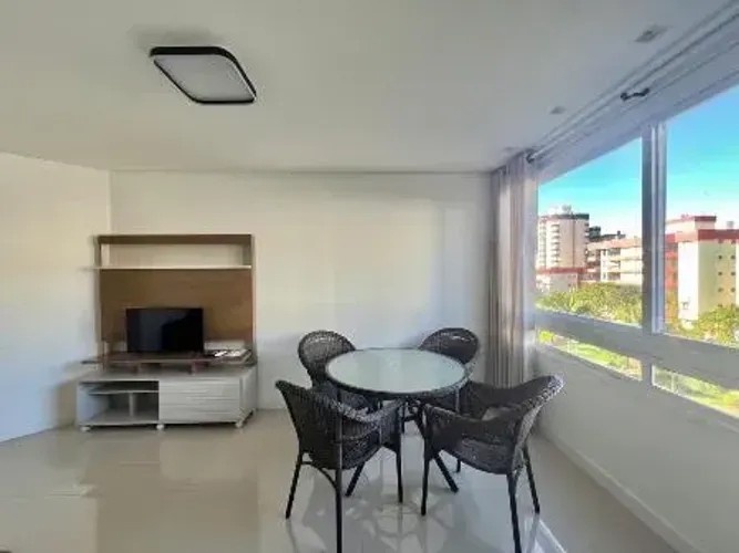 Apartamento 2 dorm com terraço de frente para à Praça Flávio Boianowsky, em Capão da Canoa