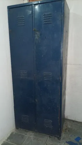 VENDO ARMÁRIO DE FERRO
