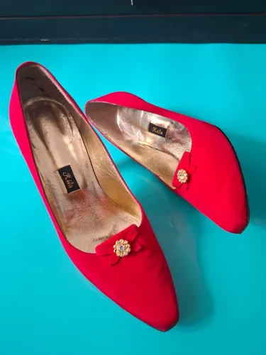 Sapato social forrado à mão vermelho com detalhe ouro e pedra