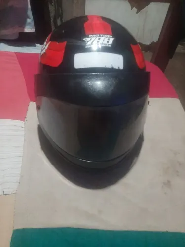 Capacete usado com detalhe na última foto 