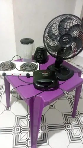 Conjunto ventilador, liquidificador, fogão elétrico e mesa de plástico