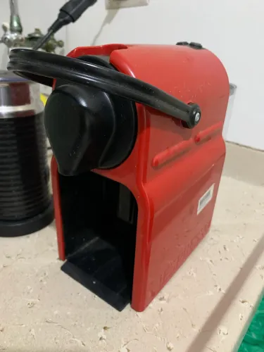 Nespresso Essenza Mini VERMELHA + Aeroccino - Faz Espuma de Leite!