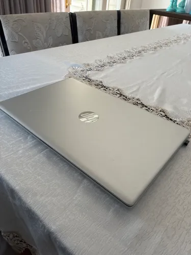 HP Laptop 17-cp2033dx | Tela de 17.3" | Ryzen 3 7000 | 8GB LPDDR5