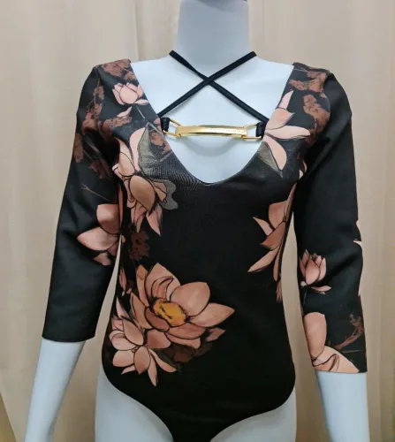 BODY LANÇA PERFUME PRETO COM ESTAMPA FLORAL NOVO SEM USO MANGA 3/4 TODO FORRADO 
