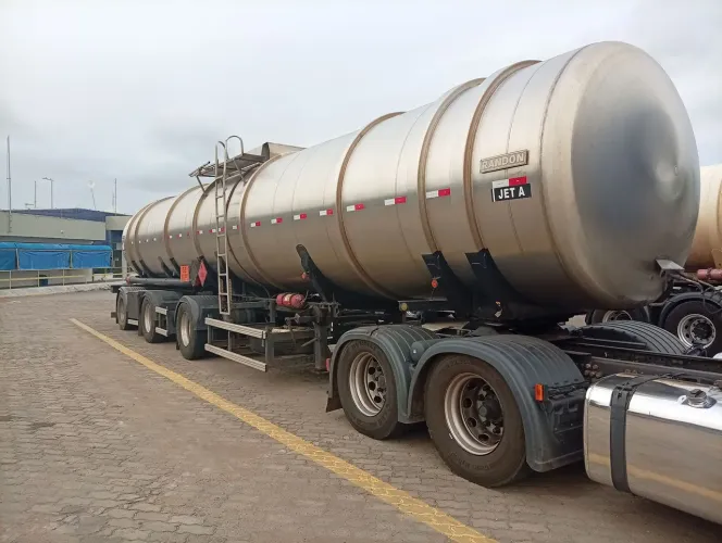 Vendo carreta Wanderléia tanque inox 45 mil litros