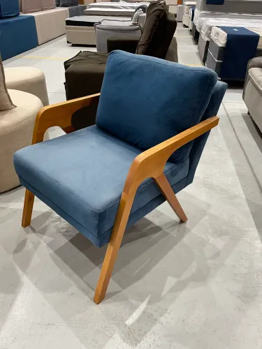 POLTRONA EM SUEDE AZUL COM PÉS MACIÇOS 