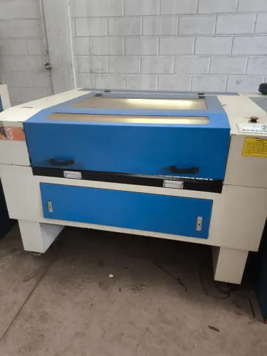 Máquina de corte e gravação a laser