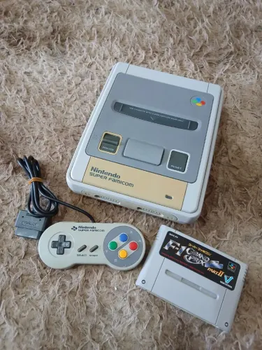 Vídeo game antigo Nintendo famicon. LEIA