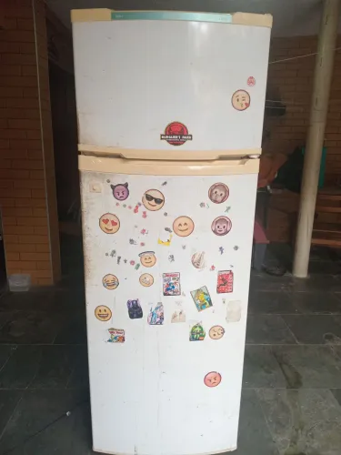 Geladeira Consul Biplex Mod.CRD36. Necessita reparos. Refrigera somente o Freezer.