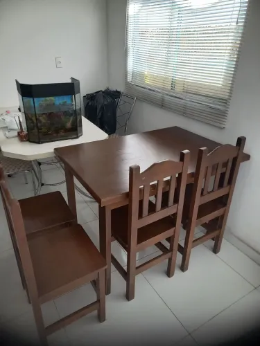 Mesa de madeira com 4 cadeiras