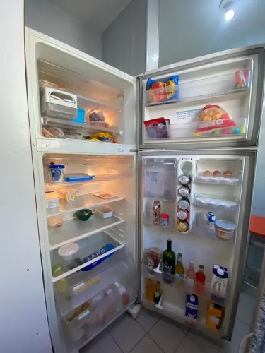 Geladeira Electrolux Frost Free com água na porta
