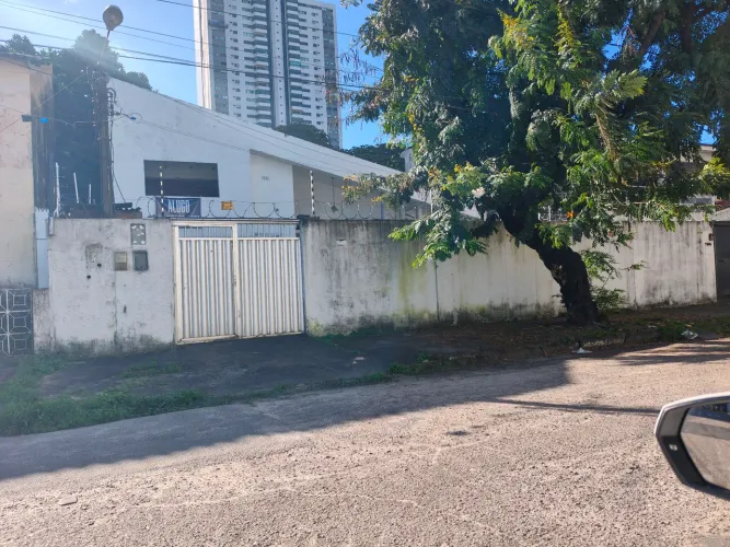 Casa no Torreão,6 quartos,duas salas terraço, banheiros,um galpão atrás com 100 metros.