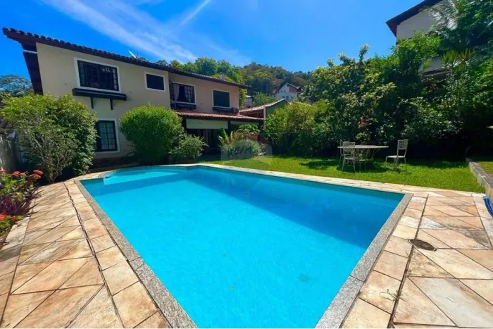 Conforto e Natureza no Condomínio Belo Vale Casa com Jardim de Inverno e Piscina!
