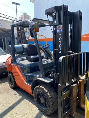 Empilhadeira Toyota 8FG30 3t triplex revisada